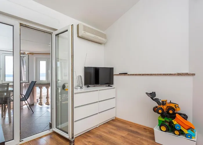 Apartment Awesome In With Wifi Omisalj
