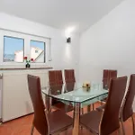 Διαμέρισμα Cozy In With House Sea View Omišalj